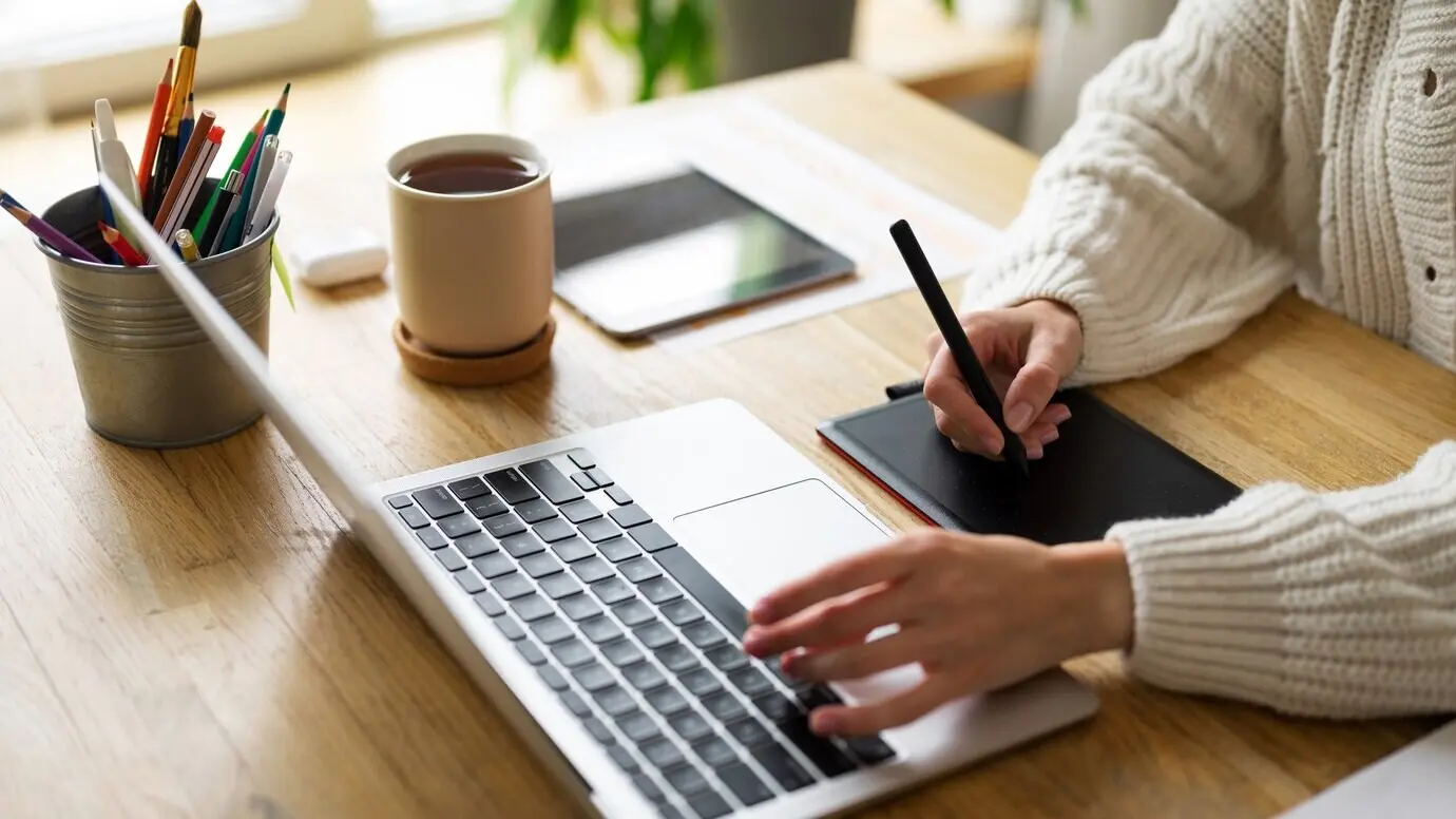 Kreative/r Illustrator/in arbeitet an Geräten