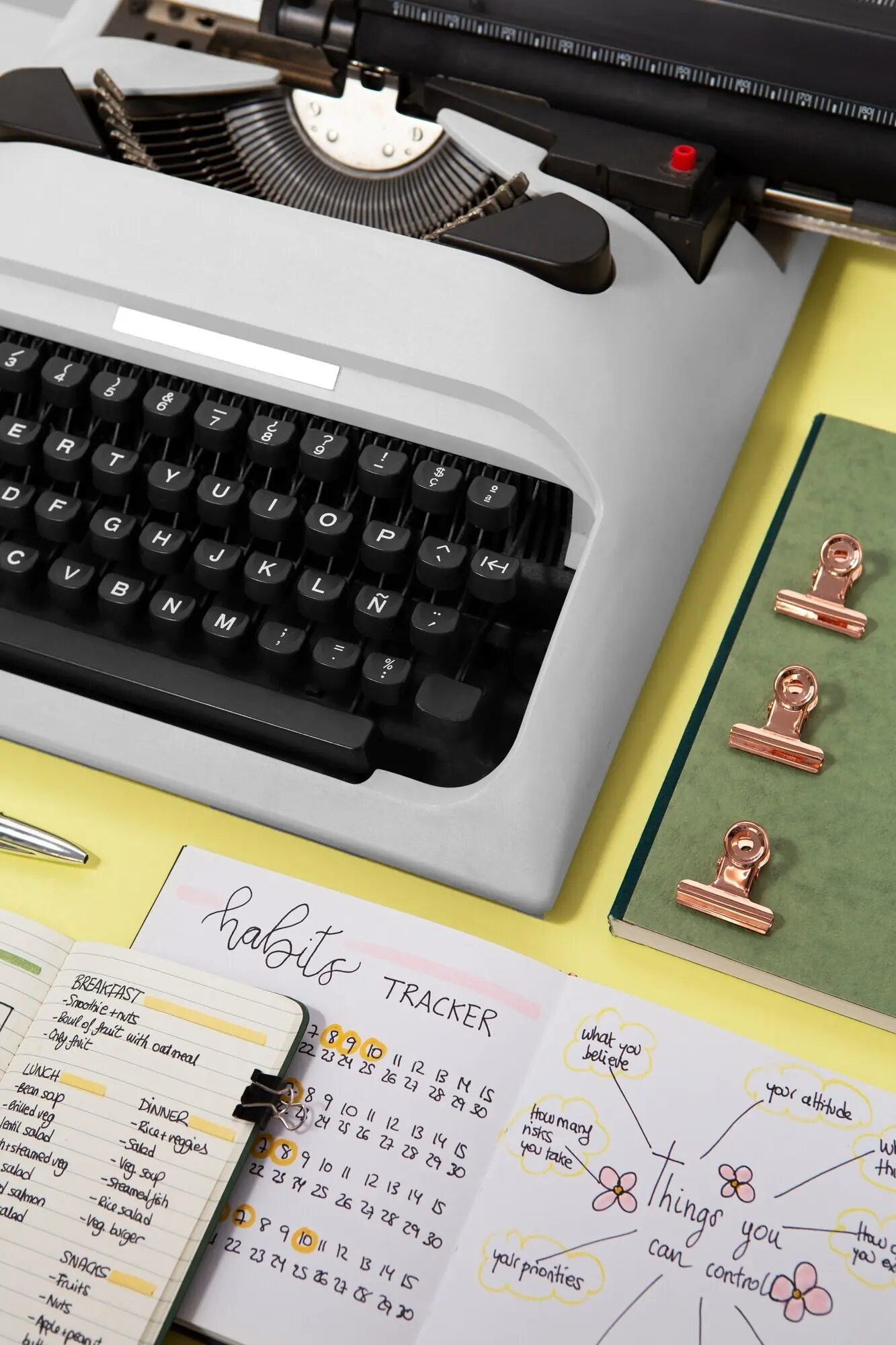 Ansicht von oben auf ein Bullet Journal und Schreibtischutensilien.